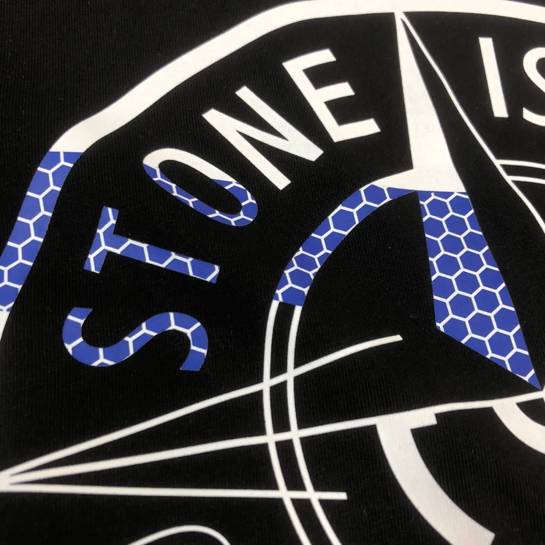 P180 Stone Island 2025 latest T-shirt, couple style ~ Original order, fashionable and casual short T-shirt, specially made of customized cotton fabric ~ Cotton T-shirt ~ Pre-washed to prevent deformation and shrinkage problem, more comfortable and breathable on the body ~ All available from stock ~ Unique design style, trendy must-have item, complete with three standards 👍 Color: black/white Size: S M L XL (larger version, please indicate your height and weight when placing an order)